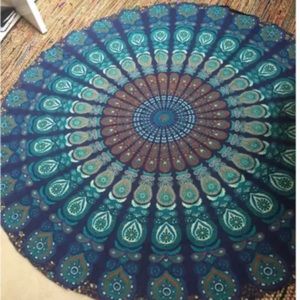 NWT  WALL TAPESTRY YOGA/ PICNIC THROW